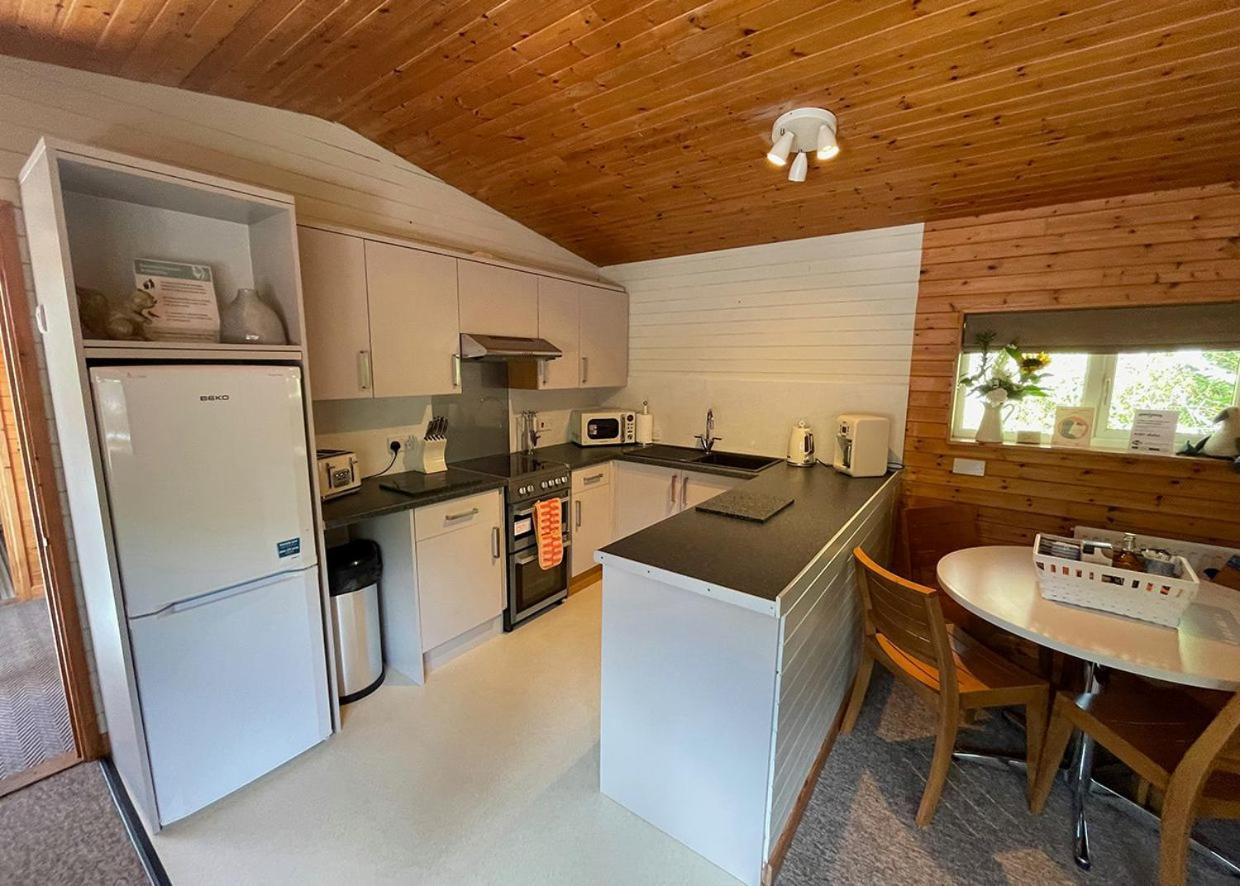 Ivyleaf Combe Lodges Stratton  ภายนอก รูปภาพ